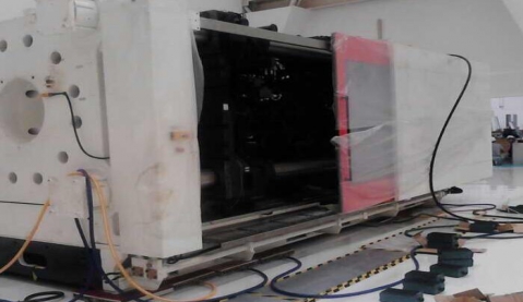 使用气垫搬运车时，都应该注意哪些问题？